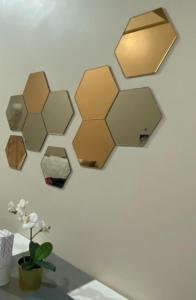 Cette chambre est dotée d'un mur et d'un bouquet de lumières. dans l'établissement studio flat at 101 Newport Boulevard, à Manille