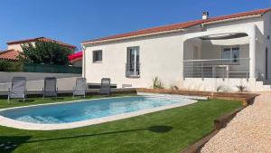 Πισίνα στο ή κοντά στο Villa Sol Dels Aspres avec Piscine, Barbecue, Climatisation centralisée, Garage, Internet SUDSEJOURCONCIERGERIE