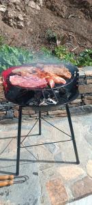 Una parrilla con un poco de carne y zanahorias encima. en Montaña Las Tortolas, en San Bartolomé