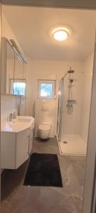 Ένα μπάνιο στο Schöne und optimal gelegene Wohnung