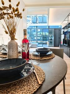 a table with a black plate and wine glass at Modern loft, design & comfort in Milan