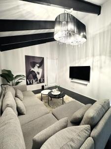 Televiisor ja/või meelelahutuskeskus majutusasutuses Modern Escape with Open Yard