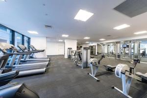 Pusat kecergasan dan/atau kemudahan kecergasan di Melbourne's Central Park 1BR