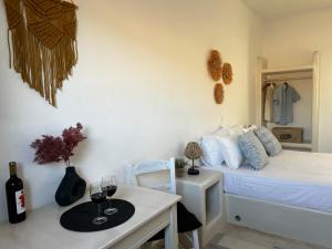 Posteľ alebo postele v izbe v ubytovaní Sunny Studios Naxos