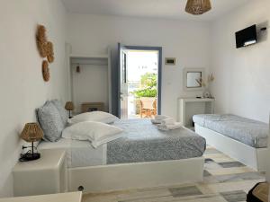 Postel nebo postele na pokoji v ubytování Sunny Studios Naxos