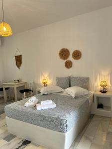Posteľ alebo postele v izbe v ubytovaní Sunny Studios Naxos