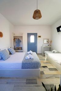 Posteľ alebo postele v izbe v ubytovaní Sunny Studios Naxos