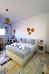 Posteľ alebo postele v izbe v ubytovaní Sunny Studios Naxos