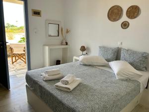 Posteľ alebo postele v izbe v ubytovaní Sunny Studios Naxos