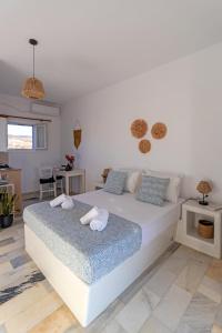 Posteľ alebo postele v izbe v ubytovaní Sunny Studios Naxos