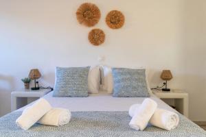 Posteľ alebo postele v izbe v ubytovaní Sunny Studios Naxos