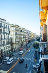uma vista de uma rua movimentada da cidade com carros em BeB Umberto I Napoli em Nápoles