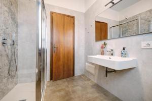 un baño con lavabo y ducha en Achilla 2 appartamenti, en Torri del Benaco 20 fotos más
