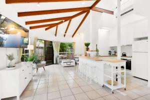 Kuchyň nebo kuchyňský kout v ubytování Green Cottage Trinity Beach I Pet friendly I BBQ