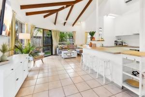 Kuchyň nebo kuchyňský kout v ubytování Green Cottage Trinity Beach I Pet friendly I BBQ + 29 fotografií