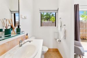 Koupelna v ubytování Green Cottage Trinity Beach I Pet friendly I BBQ