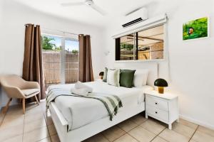 Postel nebo postele na pokoji v ubytování Green Cottage Trinity Beach I Pet friendly I BBQ