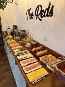a buffet line with many different types of food at The Reds Pousada in Penha