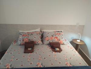 a bed with flowers on it with two pillows at Estudio do Alto 2 in Sao Paulo +5 photos