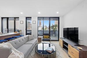 Μια τηλεόραση ή/και κέντρο ψυχαγωγίας στο 149BK-501 New 2br 2baths with a Private Terrace +13 φωτογραφίες