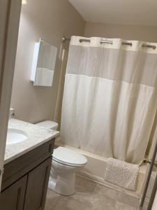Ένα μπάνιο στο Big parking quiet 2-bedroom in West Raleigh 5210