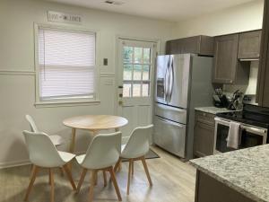 Η κουζίνα ή μικρή κουζίνα στο Big parking quiet 2-bedroom in West Raleigh 5210