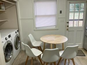 Φωτογραφία από το άλμπουμ του Big parking quiet 2-bedroom in West Raleigh 5210 σε Ράλεϊ