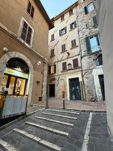 an empty street in an alley with two buildings at Casa Jazz Design & Relax nel Cuore di Perugia in Perugia