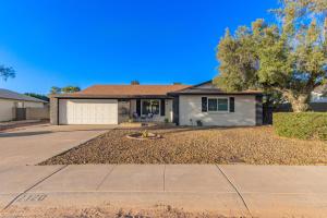 een huis met een oprit ervoor bij El Parque Tempe in Tempe