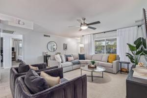 een woonkamer met banken en een plafondventilator bij El Parque Tempe in Tempe