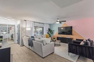 een woonkamer met banken en een flatscreen-tv bij El Parque Tempe in Tempe +38 foto's