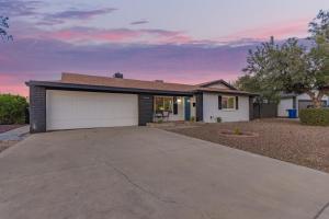 een huis met een garage met een oprit bij El Parque Tempe in Tempe