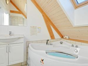 Phòng tắm tại 4 person holiday home in Blåvand +43 ảnh