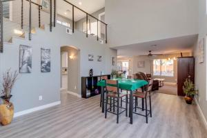 a dining room and living room with a green table and chairs at Escuda Phoenix in Phoenix