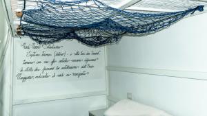 a hammock hanging over a toilet in a bathroom at BluBed Mare - Quadrupla Bagno Cucina e Balcone in San Giovanni Teatino