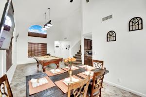 - une salle à manger avec une table et un billard dans l'établissement Heritage Haven Villa, à Las Vegas