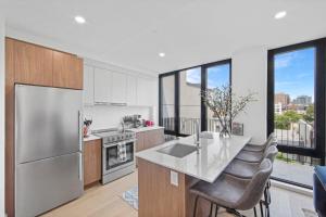 Η κουζίνα ή μικρή κουζίνα στο 149BK-6A New PH 2BR-2Bath With a Private Terrace