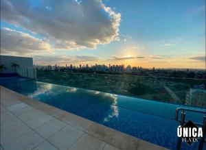 Una vista de la ciudad desde el tejado de un edificio. en Flat Luxury Metropolitan Sidney, en Goiânia
