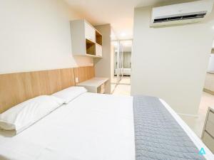 Un dormitorio con una gran cama blanca en una habitación. en Flat Luxury Metropolitan Sidney, en Goiânia 28 fotos más