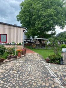 une passerelle pavée en face d'un jardin dans l'établissement Fass ohne Boden Haus Levi, à Mechernich