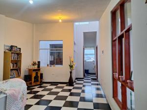 a room with a black and white checkered floor at Departamento el Mirador Concax in Los Baños del Inca