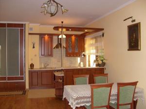 a kitchen with a table and a dining room at Apartament 12 Zacisze - Apartamenty Pod Aniołem in Kazimierz Dolny