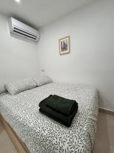 En eller flere senge i et værelse på AeroSuites103 Alojamiento Madrid