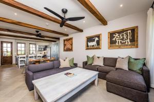 Uma área de estar em Plaza Carlota 4 At Las Catalinas-1 Br Sofa Bed