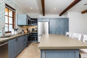 A cozinha ou kitchenette de Plaza Carlota 4 At Las Catalinas-1 Br Sofa Bed
