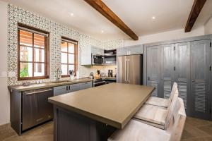 A cozinha ou kitchenette de Plaza Carlota 4 At Las Catalinas-1 Br Sofa Bed