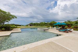 Bazén v ubytování Malinche 110-B, 1 Bedroom Condo At Reserva Conchal nebo v jeho okolí