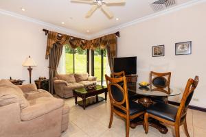 Posezení v ubytování Malinche 110-B, 1 Bedroom Condo At Reserva Conchal