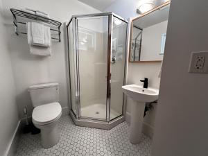 une salle de bains avec douche, toilettes et lavabo dans l'établissement Cozy 2 Bedroom Waterfront Cottage With Hot Tub!, à Ucluelet 15 autres photos