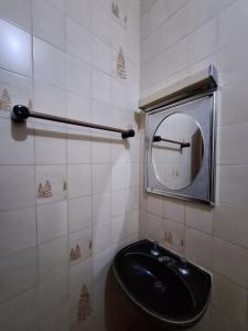 a bathroom with a black sink and a mirror at CASA - 3 quartos com ar - garagem para 3 carros in Campo Grande